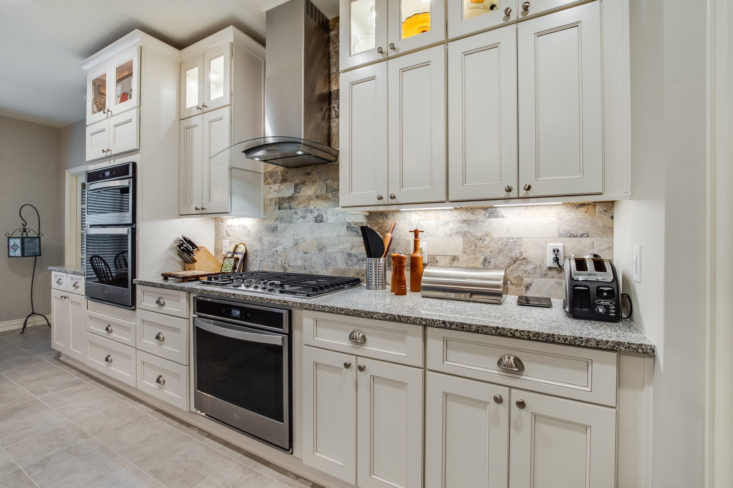 Fincher – Kitchen Perimeter wall gas cook top and oven stainless steel appliances